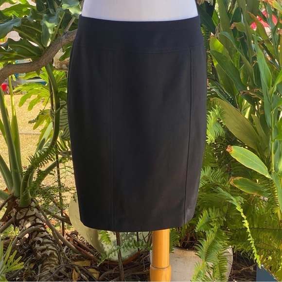 6 for$20♥️Black wool like staple pull on skirt. By Ellen Tracy - Picture 1 of 8